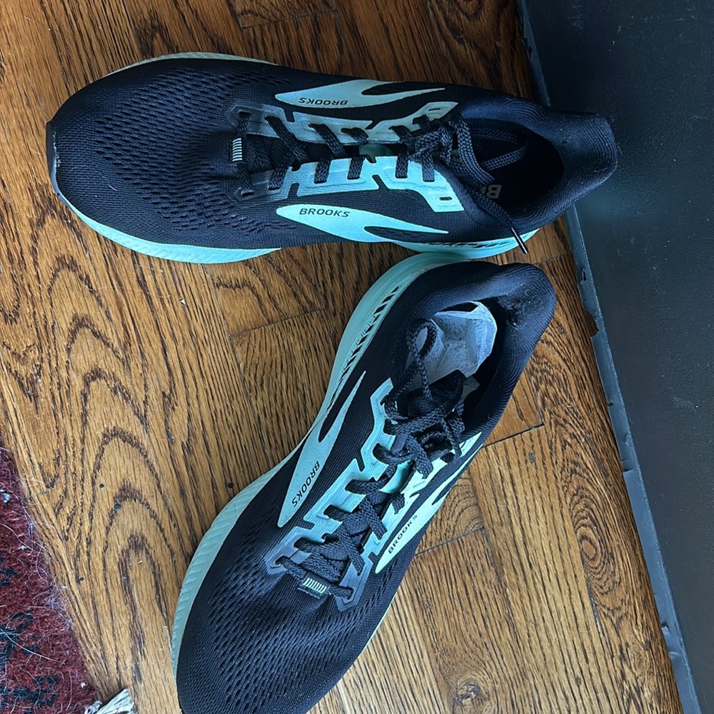BROOKS Launch GTS women's running shoes in black/lt blue trim sz. 8